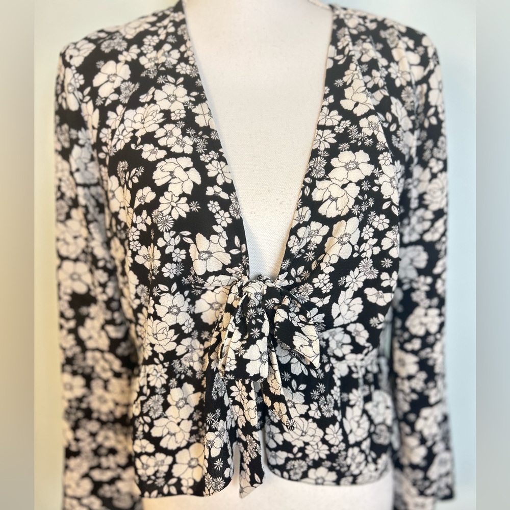 🎉HP🎉 New Look Petite Tie Front Bell Sleeve Black and White Floral Peplum Top